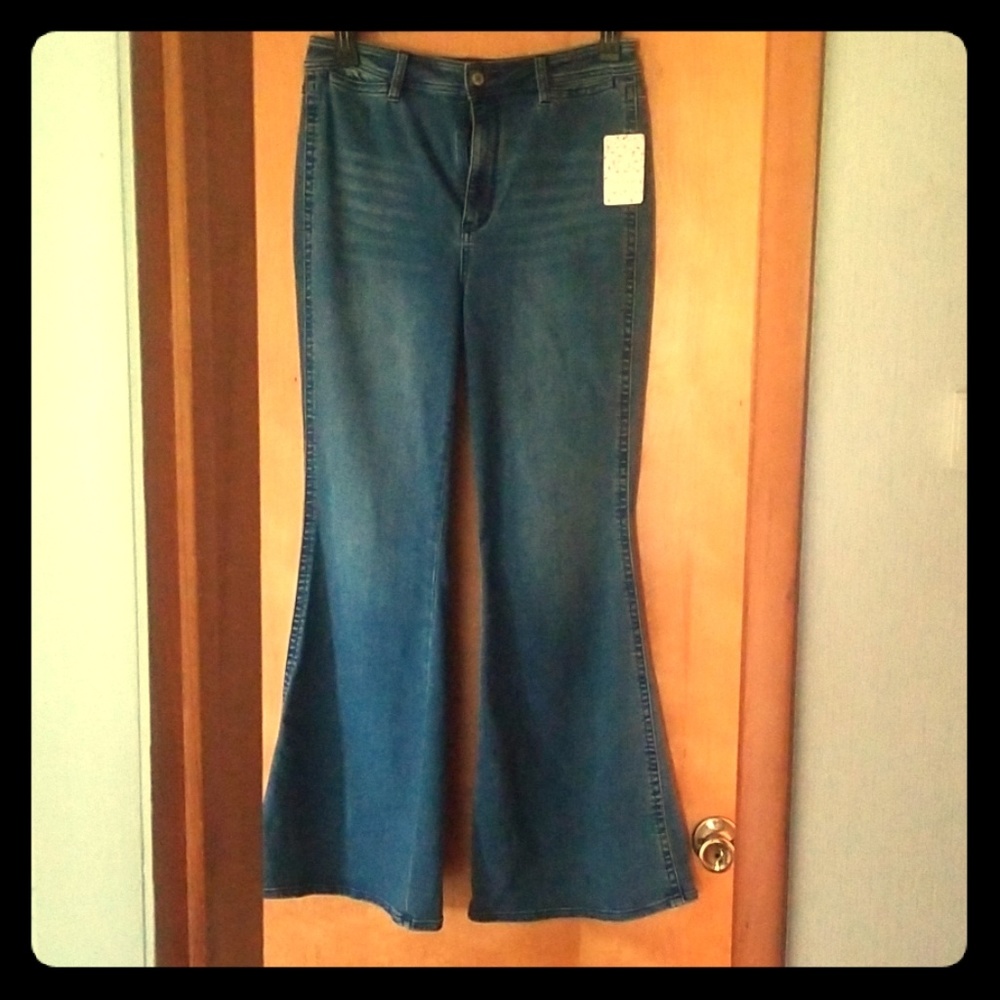 Brand new Free People bell-bottom jeans
